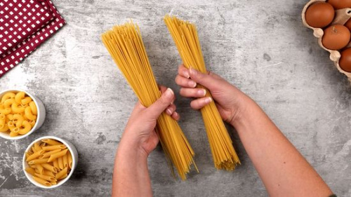 Kipkis.com-measure-dry-pasta.jpg
